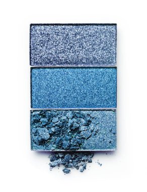 Mavi ezilmiş göz farı makyaj kozmetik ürünü örnek olarak