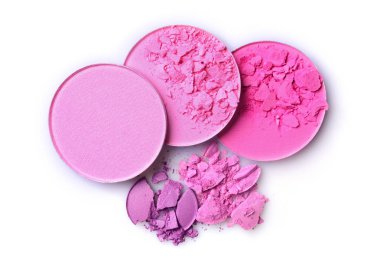 Yuvarlak pembe çöktü allık ve göz farı makyaj kozmetik ürünü örnek olarak