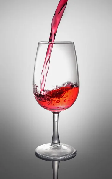 Splash de um vinho tinto em vidro — Fotografia de Stock