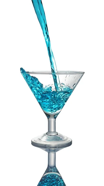 Stänk i glas med en blå alkoholhaltiga cocktail drink — Stockfoto