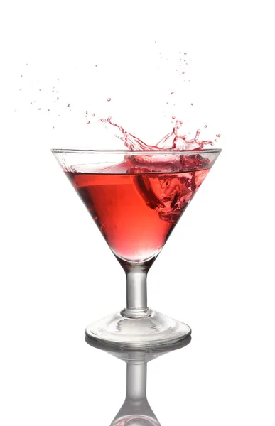 Salpicos em vidro de uma bebida alcoólica rosa — Fotografia de Stock