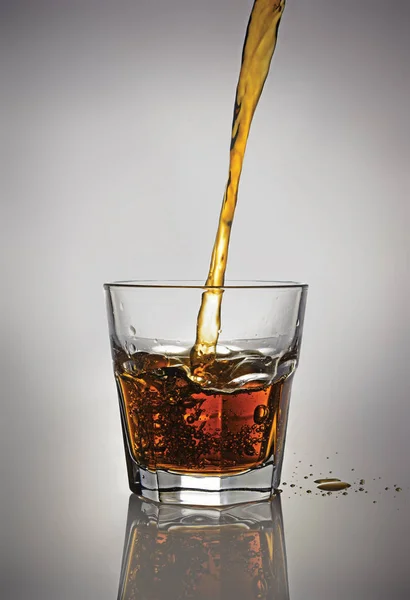 Splash w szklankę whisky szkockiej — Zdjęcie stockowe