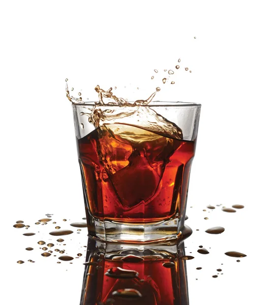 苏格兰威士忌加冰块的玻璃飞溅 — 图库照片