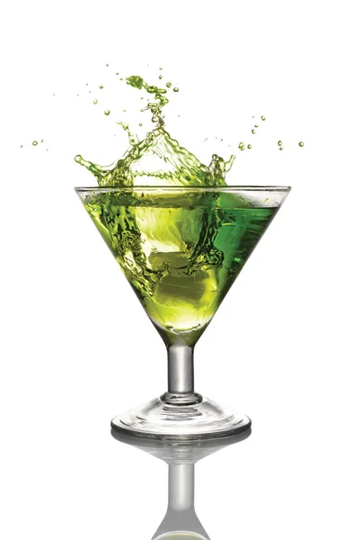 Stänk i glas grön cocktail alkoholdryck med is — Stockfoto