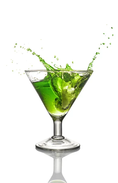 Splash in glass of green alcoholic cocktail drink with ice — Stock Photo, Image