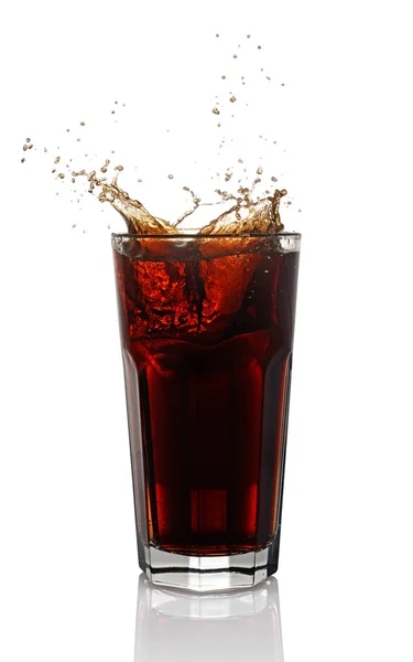 Stänk i glas cola med is — Stockfoto