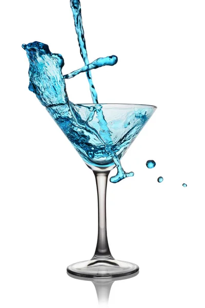 Stänk i glas med en blå alkoholhaltiga cocktail drink — Stockfoto
