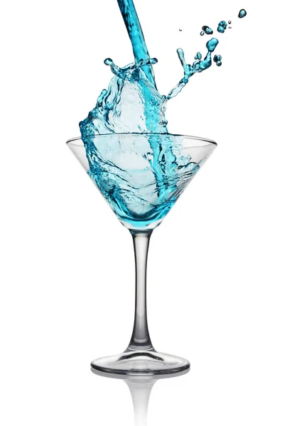 Брызги в стакане синего алкогольного коктейля — стоковое фото