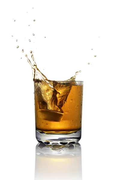 Splash w szkle scotch whisky z lodem — Zdjęcie stockowe