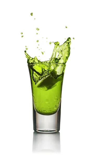 Verre de boisson alcoolisée avec glace. Absinthe ou liqueur de menthe — Photo