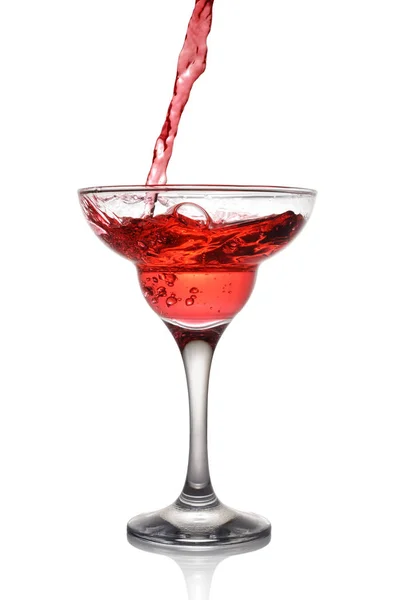 Stänk i glas med en rosa alkoholhaltiga cocktail drink — Stockfoto