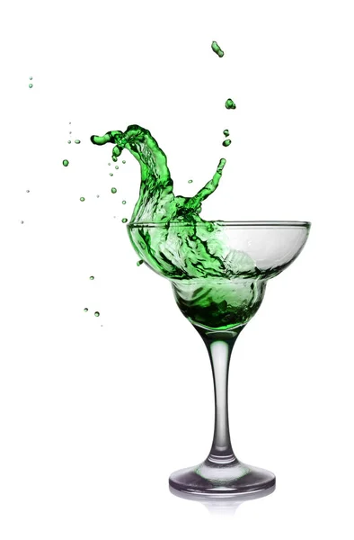 Βουτιά στο ποτήρι ένα πράσινο οινοπνευματώδες ποτό κοκτέιλ — Φωτογραφία Αρχείου