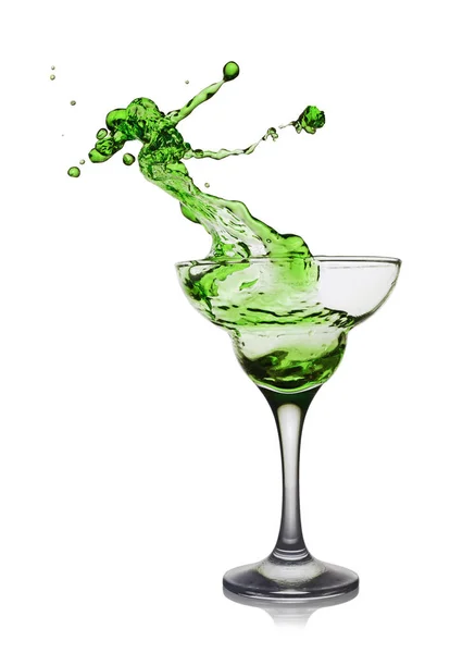Βουτιά στο ποτήρι ένα πράσινο οινοπνευματώδες ποτό κοκτέιλ — Φωτογραφία Αρχείου