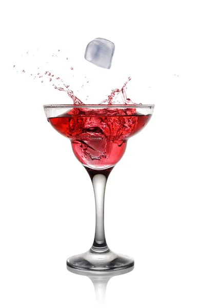 Βουτιά στο ποτήρι ένα ροζ αλκοολούχο ποτό κοκτέιλ με πάγο — Φωτογραφία Αρχείου