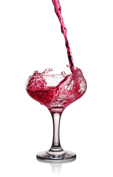 Брызги в стакане розового алкогольного коктейля — стоковое фото