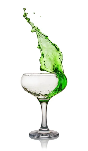 Splash em vidro de uma bebida de coquetel alcoólica verde — Fotografia de Stock