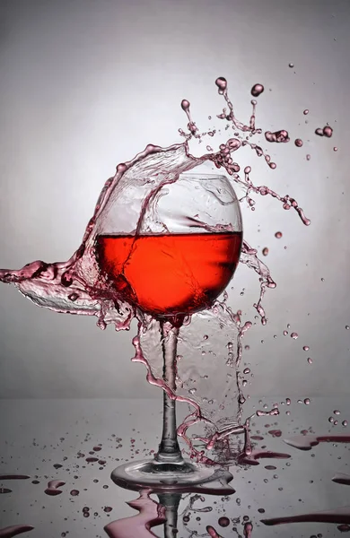Scheutje rode wijn in glas — Stockfoto