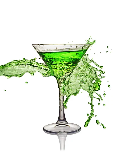 Stänk i glas med en grön alkoholhaltiga cocktail drink — Stockfoto
