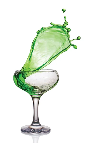 Splash em vidro de uma bebida de coquetel alcoólica verde — Fotografia de Stock