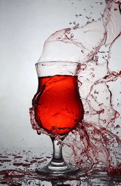 Plons in glas rode alcoholische cocktail drinken — Stockfoto