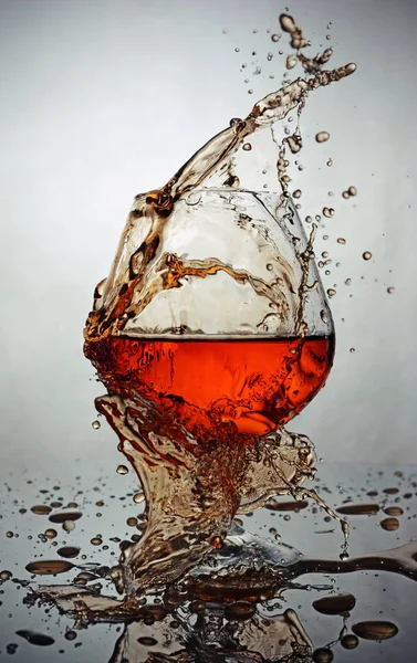 Plons in glas cognac — Stockfoto