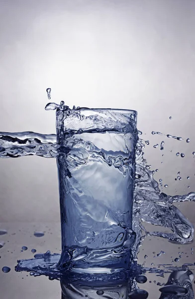 Розчавити в склянці блакитної води — стокове фото