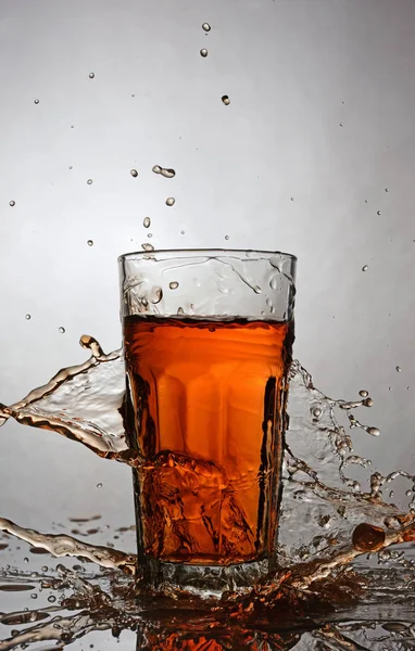 Plons in glas van scotch whisky — Stockfoto