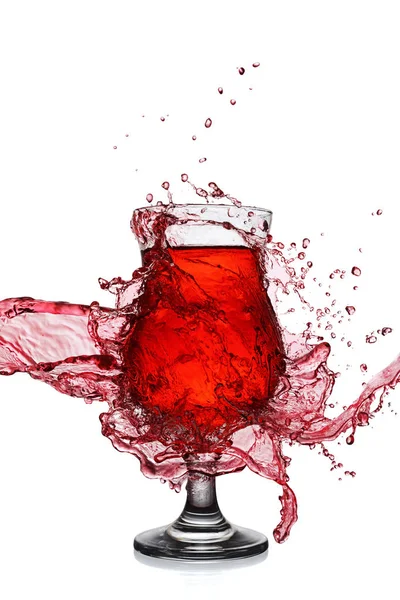 Salpicos em copo de bebida alcoólica vermelha — Fotografia de Stock