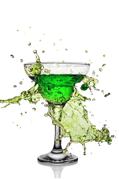 Salpicadura de cóctel de menta verde alcohólica en vidrio — Foto de Stock
