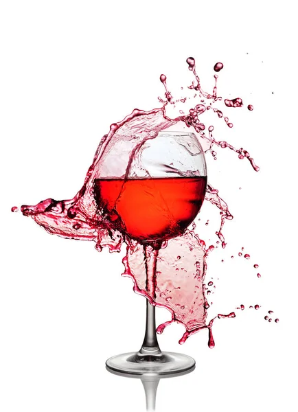 Splash de vinho tinto em vidro com reflexão — Fotografia de Stock