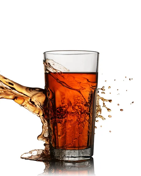 Plons in glas van scotch whisky — Stockfoto