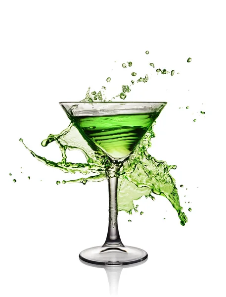 Splash em vidro de bebida de coquetel alcoólica verde brilhante — Fotografia de Stock