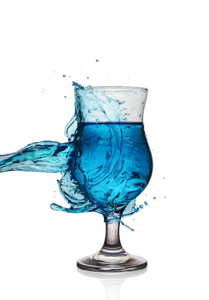 Splash im Glas mit blauem alkoholischen Cocktail-Getränk — Stockfoto
