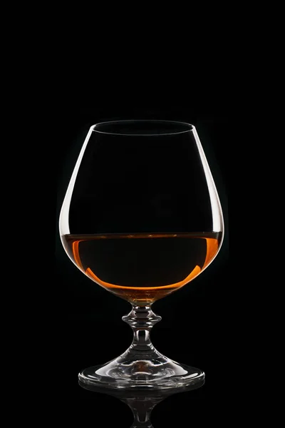 Bicchiere di forte bevanda alcolica cognac — Foto Stock