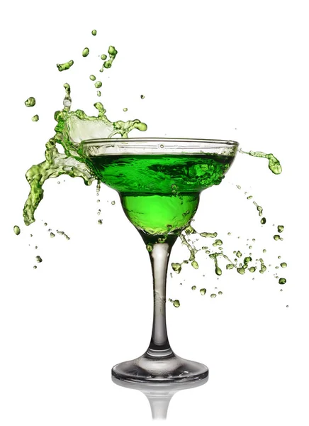 Stänk i glas grön cocktail alkoholdryck — Stockfoto
