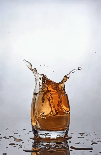 Splash in glass of scotch whiskey — Stock Photo, Image