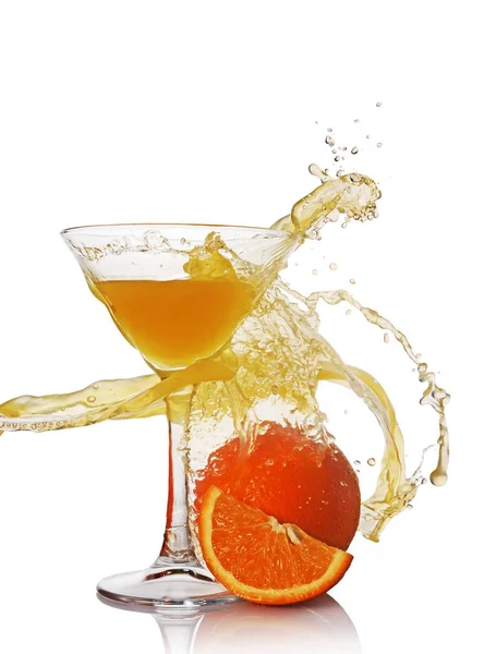 Stänk i gul cocktail alkoholdryck med orange glas — Stockfoto