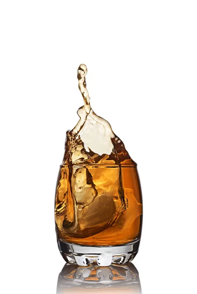 Βουτιά σε ποτήρι σκοτσέζικο ουίσκι με παγάκι — Φωτογραφία Αρχείου