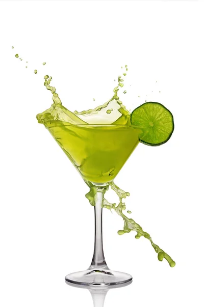 Splash im Glas mit grünem alkoholischen Cocktail-Getränk mit Limette — Stockfoto