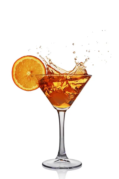 Plons in glas transparant alcoholische cocktail drinken met schijfje sinaasappel en ijs — Stockfoto