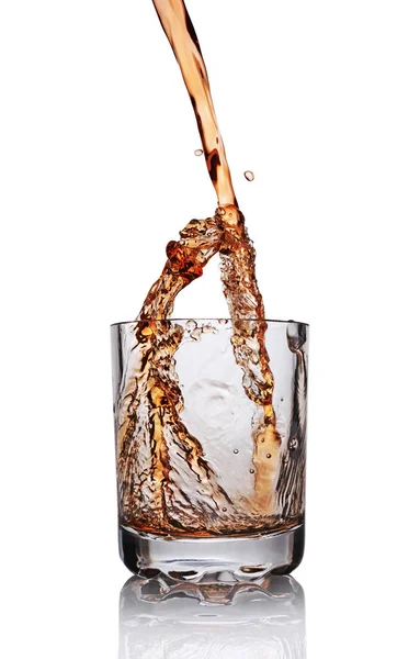 Splash w szklankę whisky szkockiej — Zdjęcie stockowe