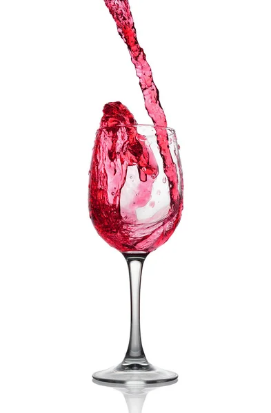 Salpicadura de vino tinto en vaso con reflejo — Foto de Stock