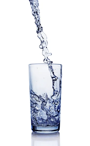 Spritzer im Glas blauen Wassers mit Spiegelung — Stockfoto