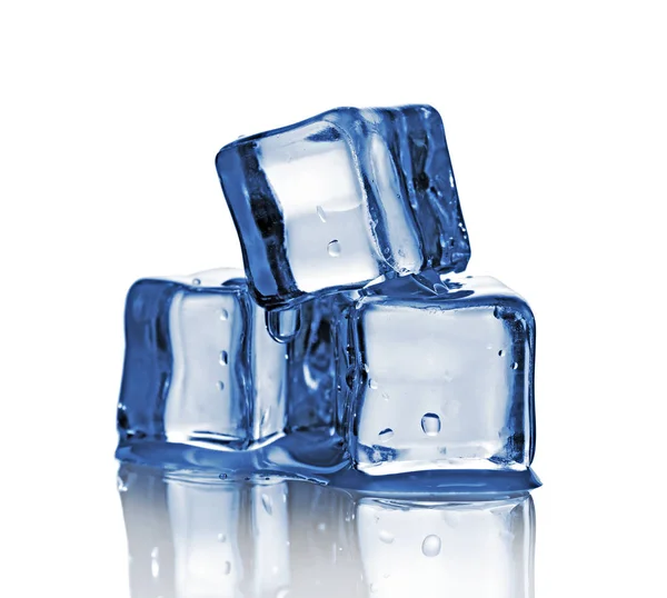 Gruppo di tre cubetti di ghiaccio bagnato blu — Foto Stock
