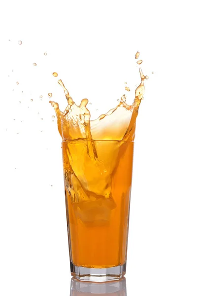 Versez dans un verre de jus d'orange avec de la glace — Photo