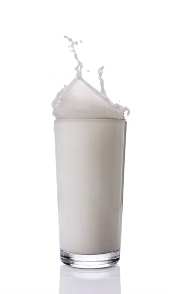 Splash dans un verre de lait blanc — Photo
