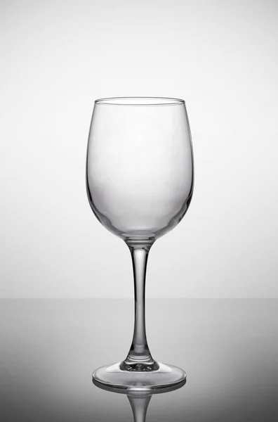Copo vazio para vinho tinto ou branco — Fotografia de Stock