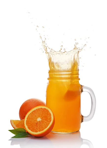 Splash in glass jar of juice with falling slice of orange — Stock Photo, Image