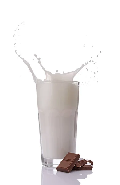 Salpicadura en vaso de leche — Foto de Stock