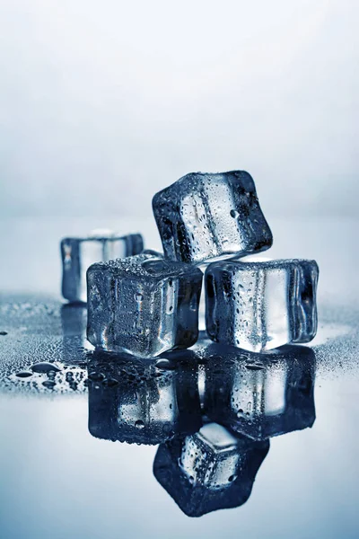 Grupo de cubo de gelo molhado azul com reflexão — Fotografia de Stock